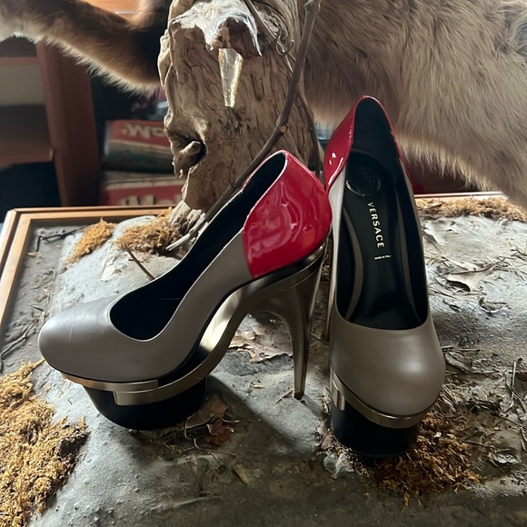 Pair of Versace heels size 9 - Picture 1 of 2